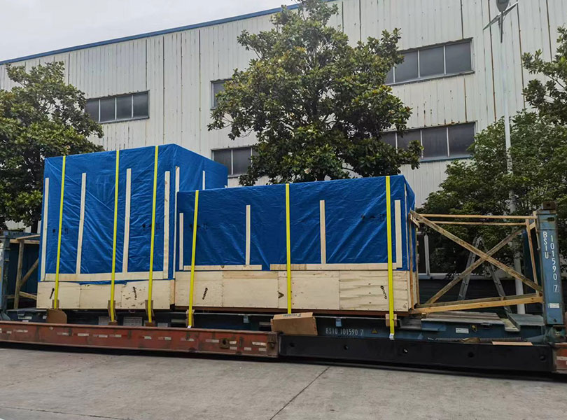 土庫(kù)曼斯坦發(fā)貨-旋轉(zhuǎn)式吹瓶機(jī)1 土庫(kù)曼斯坦發(fā)貨-旋轉(zhuǎn)式吹瓶機(jī)1